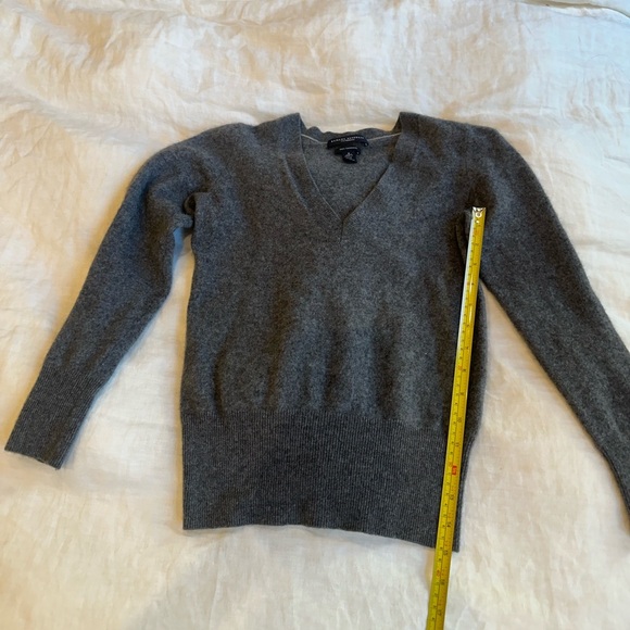 Banana Republic 100% Cashmere V Neck Sweater - Picture 6 of 10